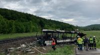 Unweit von Ulm ist ein Linienbus mit einer Regionalbahn kollidiert. Der Zug entgleiste, der Bus brannte aus, mehrere Menschen wurden verletzt.