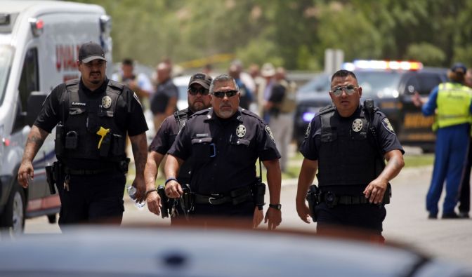 Bei einem Amoklauf an einer Grundschule im US-Bundesstaat Texas sind mindestens 19 Schulkinder getötet worden, bevor der Todesschütze von Sicherheitskräften erschossen wurde.