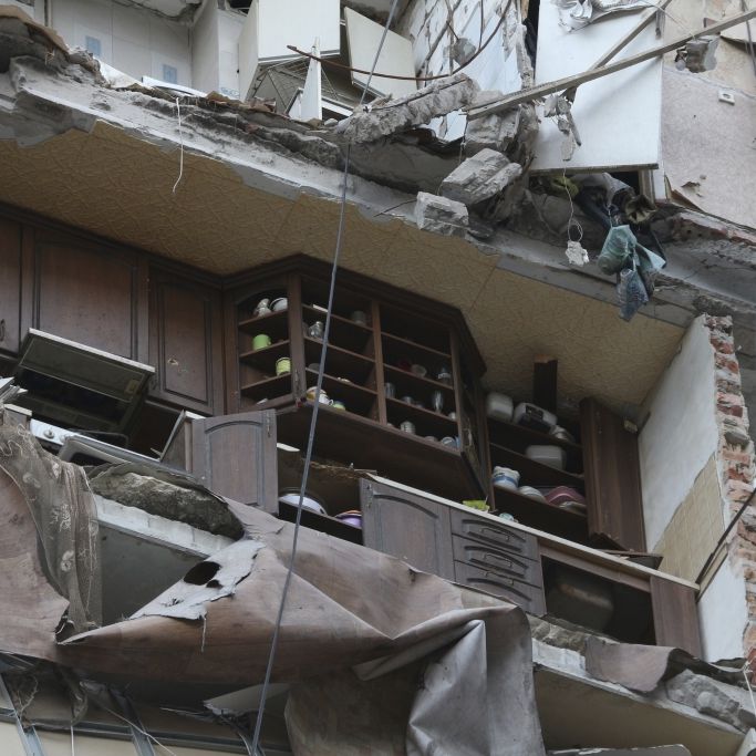 In Keller von zerstörtem Wohnhaus! 200 verwesende Leichen entdeckt