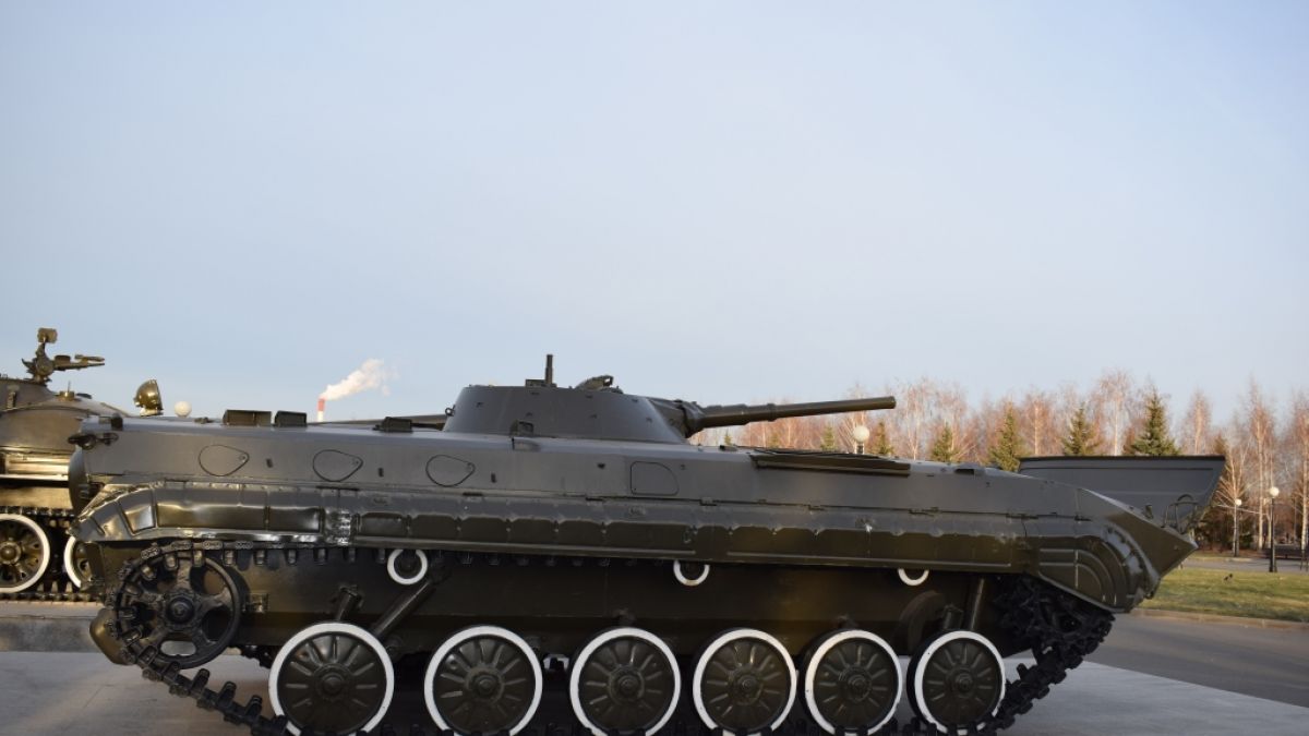Am Vatertag fuhren mehrere Menschen auf einem Russen-Panzer vom Typ BMP-1 in Königsbrück. (Symbolfoto) (Foto)