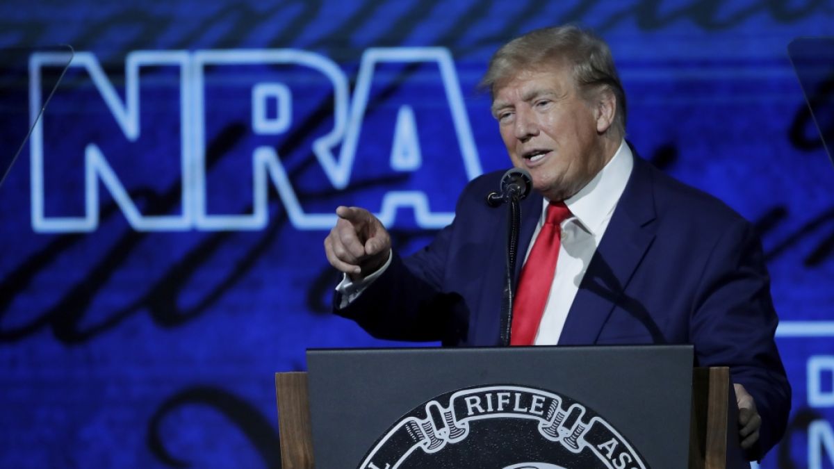 Obwohl die Rufe nach schärferen Waffengesetzen in den USA immer lauter werden, fordert Ex-US-Präsident Donald Trump mehr Waffen an Schulen. (Foto)