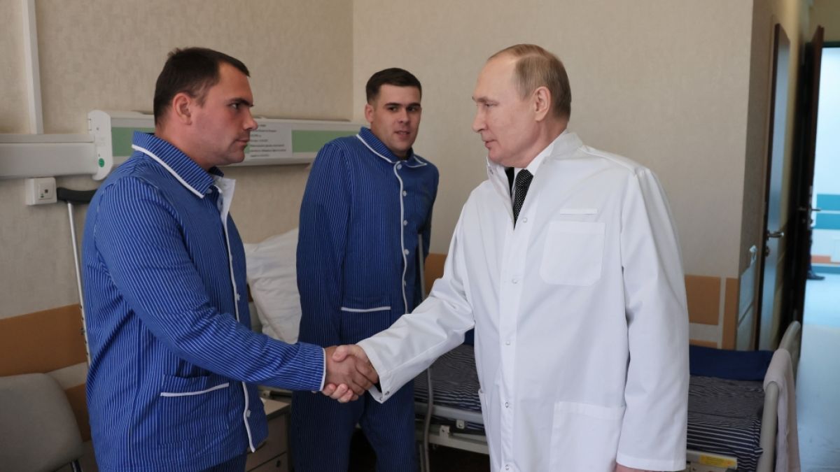 Wladimir Putin besucht verletzte Soldaten im Krankenhaus. (Foto)