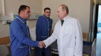 Wladimir Putin besucht verletzte Soldaten im Krankenhaus.