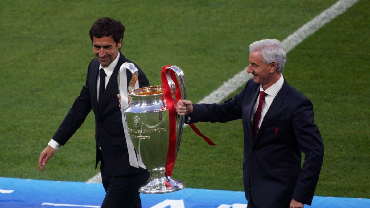 Der ehemalige Real-Madrid-Spieler Raul und der ehemalige Liverpool-Spieler Ian Rush (r) tragen die UEFA-Champions-League-Trophäe. (Foto)