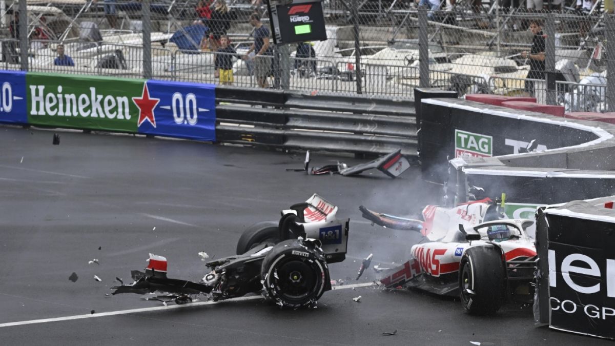 Schumachers Haas-Rennwagen wurde bei dem heftigen Einschlag in zwei Teile gerissen. (Foto)
