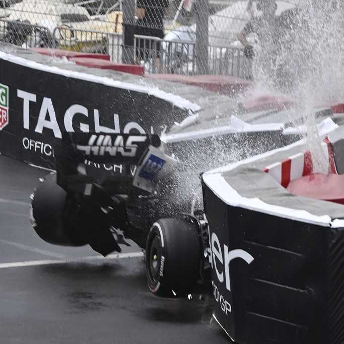 Horror-Crash in Monaco! Schumi-Auto reißt zwei Teile