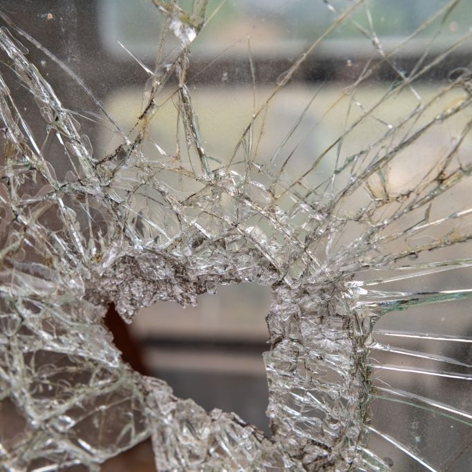 (Wurmlingen, Lkr. Tuttlingen) Fenster eines Wohnhauses in der Burgstraße eingeworfen - Polizei bittet um Hinweise