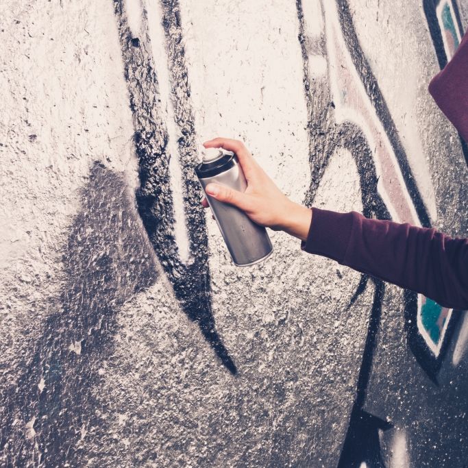Sachbeschädigung durch Graffiti- Fahrzeuge mit Farbe beschmiert