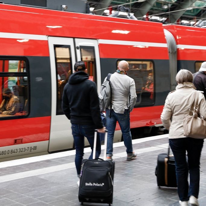 Am Pfingstwochenende könnte es in den Nahverkehrszügen der Deutschen Bahn voll werden.