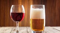Die Bundesärztekammer fordert höhere Steuern für Bier und Wein.