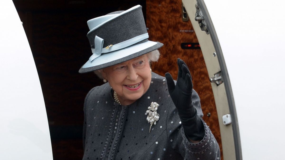 Schrecksekunde für Queen Elizabeth II.: Eine Flugreise von Schottland nach Windsor wäre für die Monarchin um Haaresbreite zur Katastrophe geworden. (Foto)
