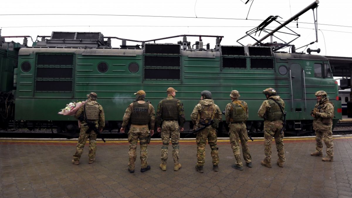 Ukrainische Soldaten warten am Bahnhof in Charkiw auf ihre Frauen. Zu den Streitkräften, die im Krieg gegen Russland kämpfen, zählen auch LGBTQ+-Paare. (Foto)
