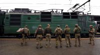 Ukrainische Soldaten warten am Bahnhof in Charkiw auf ihre Frauen. Zu den Streitkräften, die im Krieg gegen Russland kämpfen, zählen auch LGBTQ+-Paare.