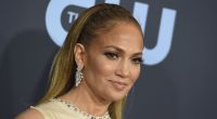 Im knappen Zweiteiler heizt Jennifer Lopez nicht nur ihrem Verlobten Ben Affleck mächtig ein.