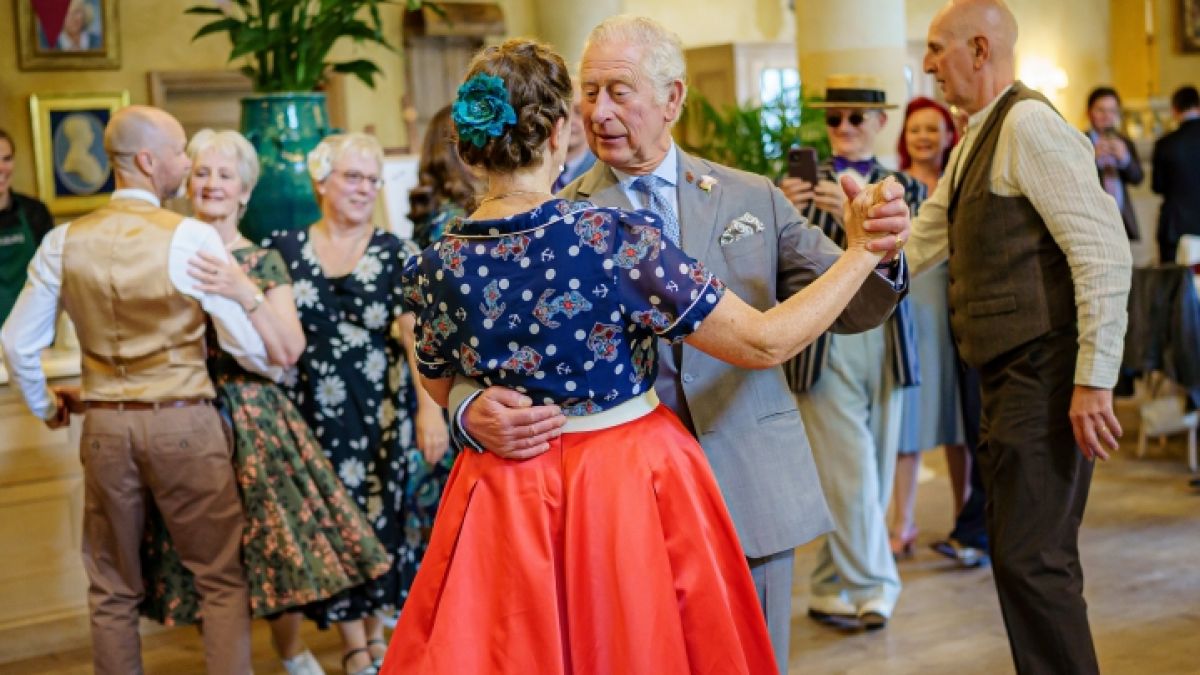 Hier vergnügt sich Prinz Charles beim Tanz mit Bridget Tibbs. (Foto)