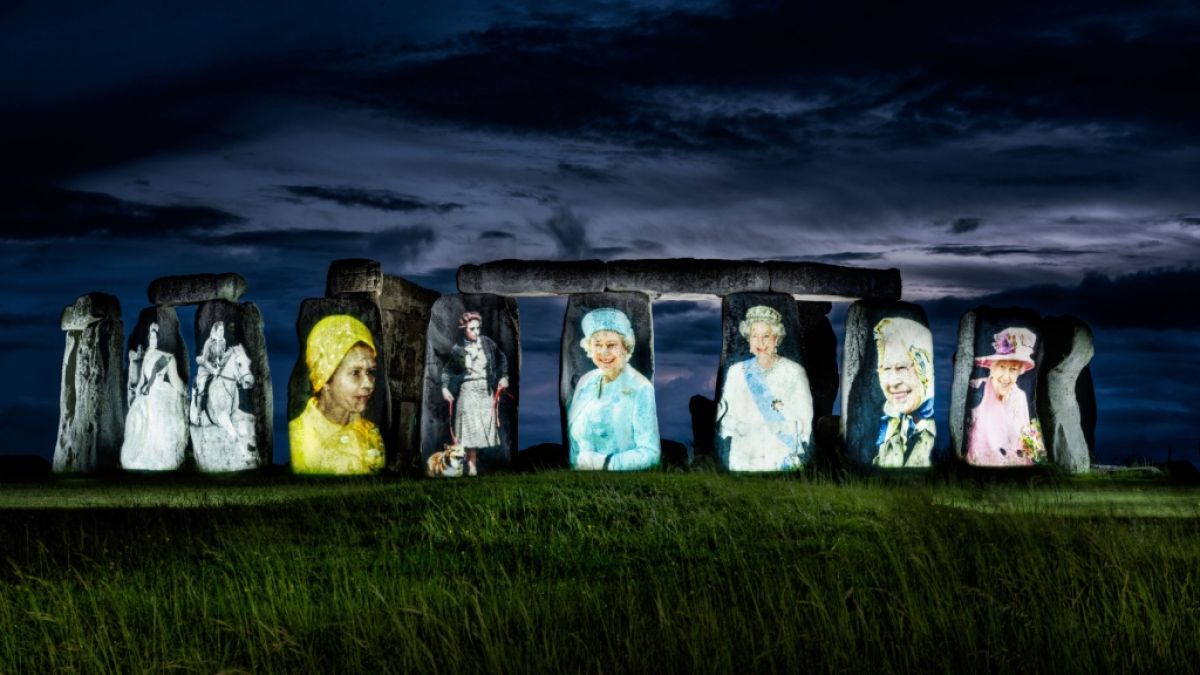 Bilder von Königin Elizabeth II. aus jedem Jahrzehnt ihrer Regentschaft werden anlässlich ihres Platin-Jubiläums auf Stonehenge in Wiltshire projiziert. (Foto)