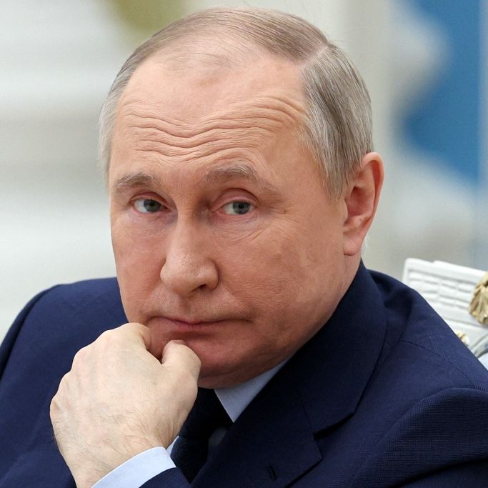 Energieloser Schock-Auftritt mit roten Augen! Wie schlimm steht es um den Kreml-Chef?