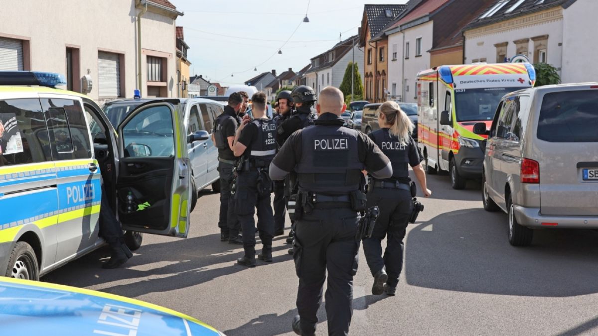 In Saarbrücken hat ein 67-Jähriger nach Polizeiangaben einen Polizisten mit einer Schusswaffe verletzt. (Foto)