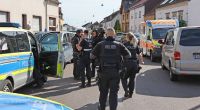 In Saarbrücken hat ein 67-Jähriger nach Polizeiangaben einen Polizisten mit einer Schusswaffe verletzt.