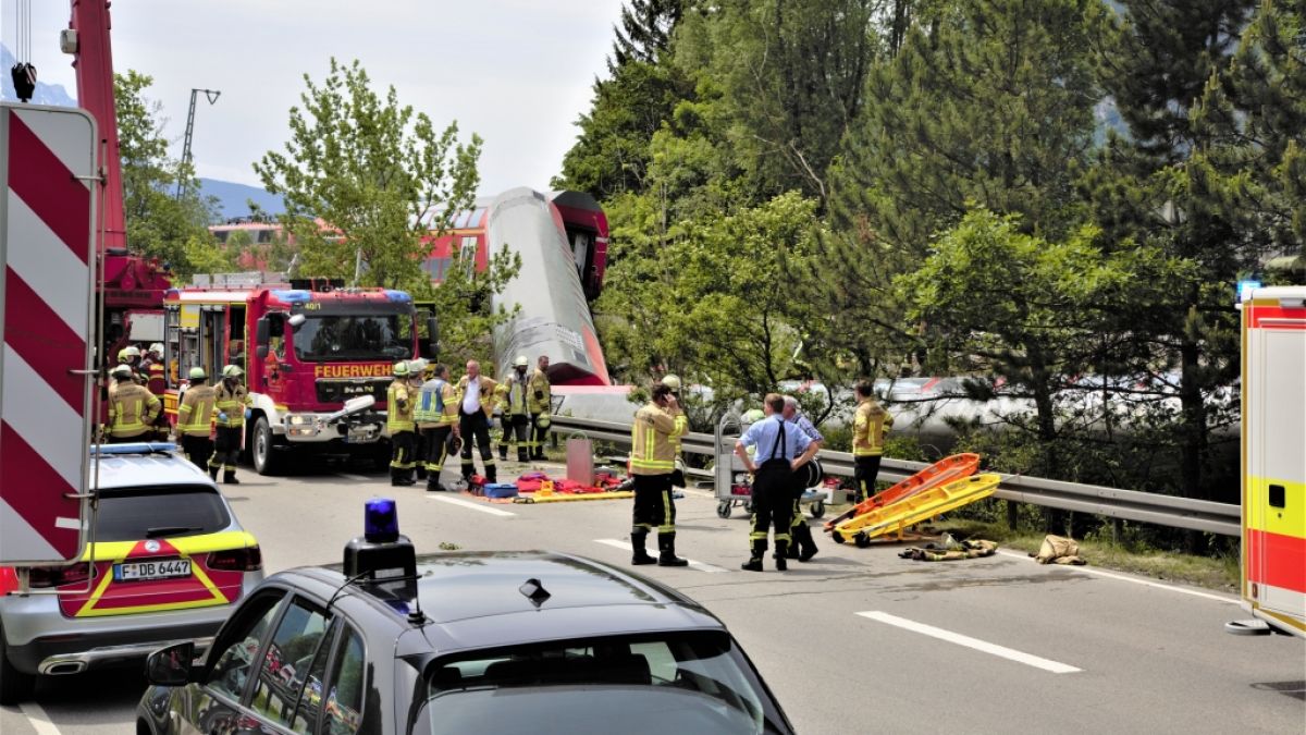 Zahlreiche Einsatz- und Rettungskräfte sind nach einem schweren Zugunglück in Oberbayern im Einsatz. (Foto)