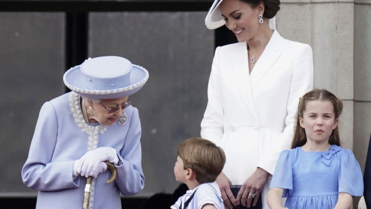 Queen Elizabeth II. und Prinz Louis tauschten sich auf dem Balkon des Buckingham Palace zur Militärparade aus. (Foto)