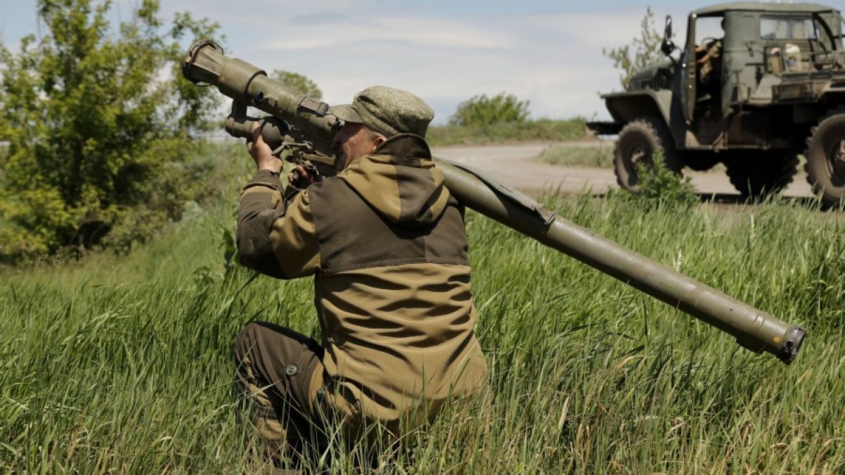 Ein Milizionär der Volksrepublik Donezk bringt sich mit einem tragbaren Luftabwehrsystem in einer Stellung im Gebiet von Donezk. (Foto)