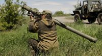 Ein Milizionär der Volksrepublik Donezk bringt sich mit einem tragbaren Luftabwehrsystem in einer Stellung im Gebiet von Donezk.