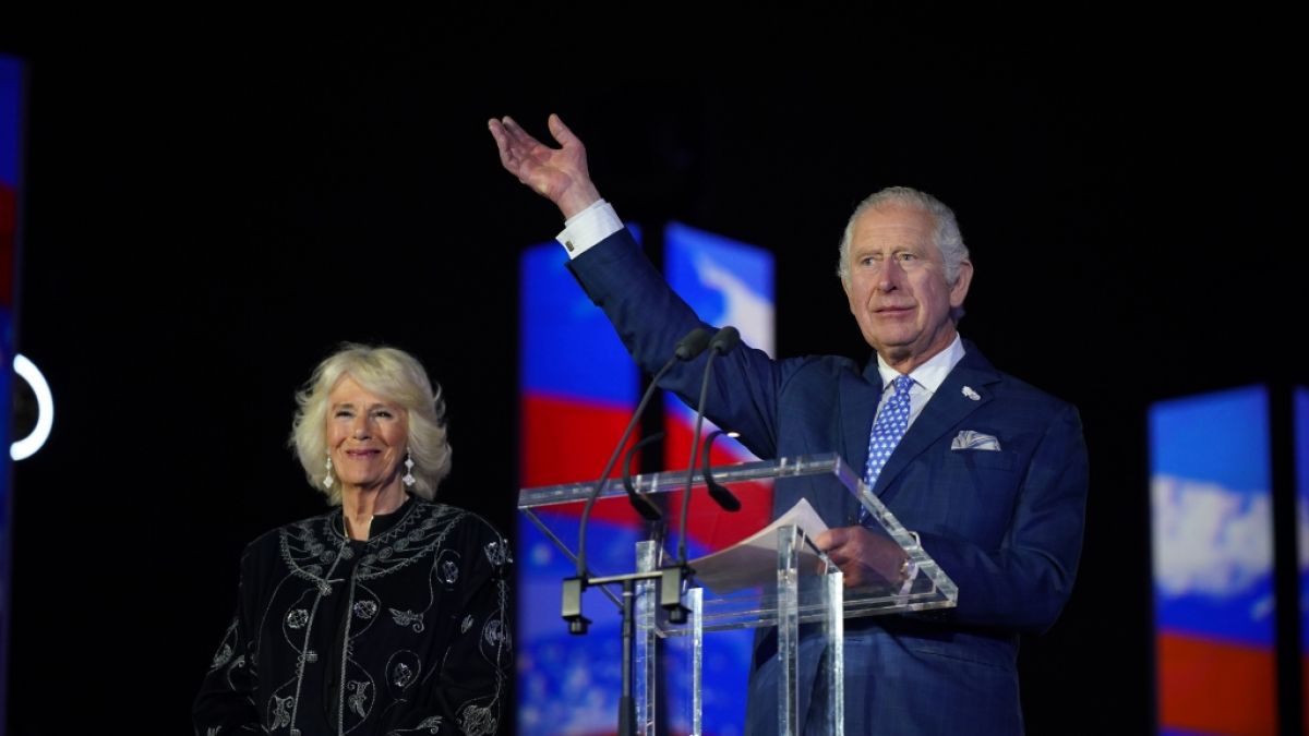 Prinz Charles spricht in Begleitung von Herzogin Camilla auf der Bühne beim Konzert zum Platin-Jubiläum von Königin Elizabeth II. vor dem Buckingham-Palast. (Foto)