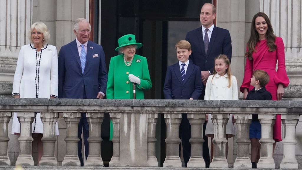 Zum Abschluss der viertägigen Thronjubiläums-Party zeigte sich Queen Elizabeth II. mit Herzogin Camilla, Prinz Charles, Prinz George, Prinz William, Prinzessin Charlotte, Prinz Louis und Herzogin Kate auf dem Balkon des Buckingham-Palastes. (Foto)
