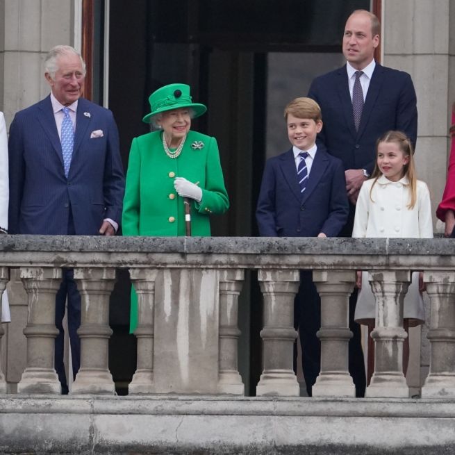 Königin grüßt als Hologramm aus goldener Kutsche - und in echt vom Palast-Balkon