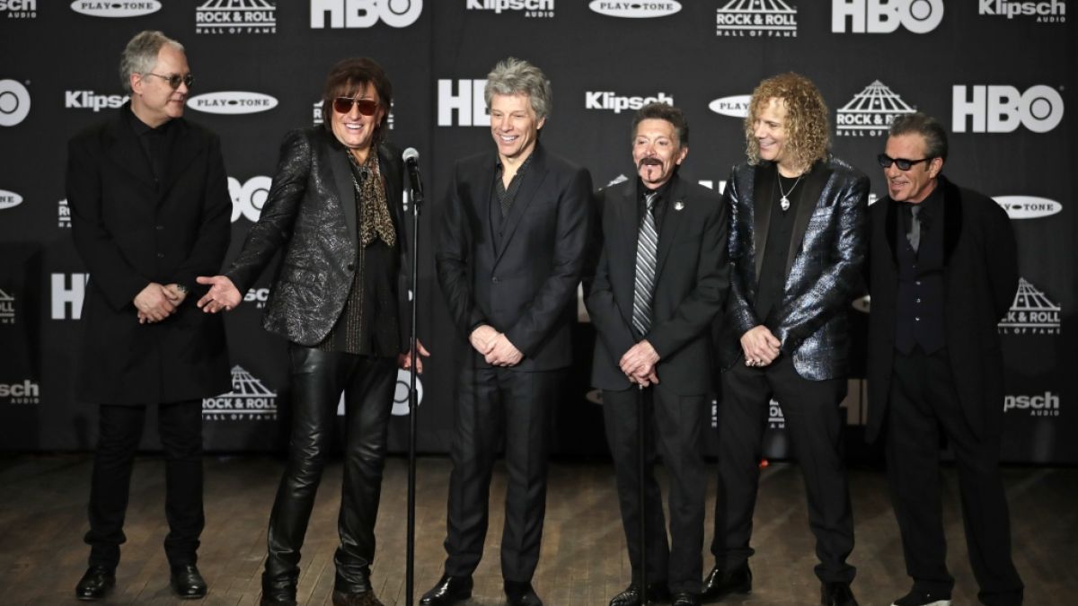 2018, USA, Cleveland: Mitglieder der Musikband Bon Jovi nehmen an der "Rock and Roll Hall of Fame induction Ceremony" teil. (Foto)