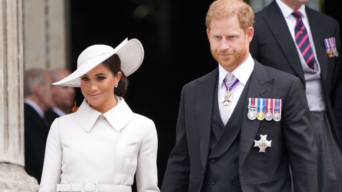 Für Meghan Markle und Prinz Harry lief der Blitzbesuch zum Thronjubiläum von Queen Elizabeth II. nicht nach Plan - was folgte, waren ein Wutanfall und eine überstürzte Trennung. (Foto)