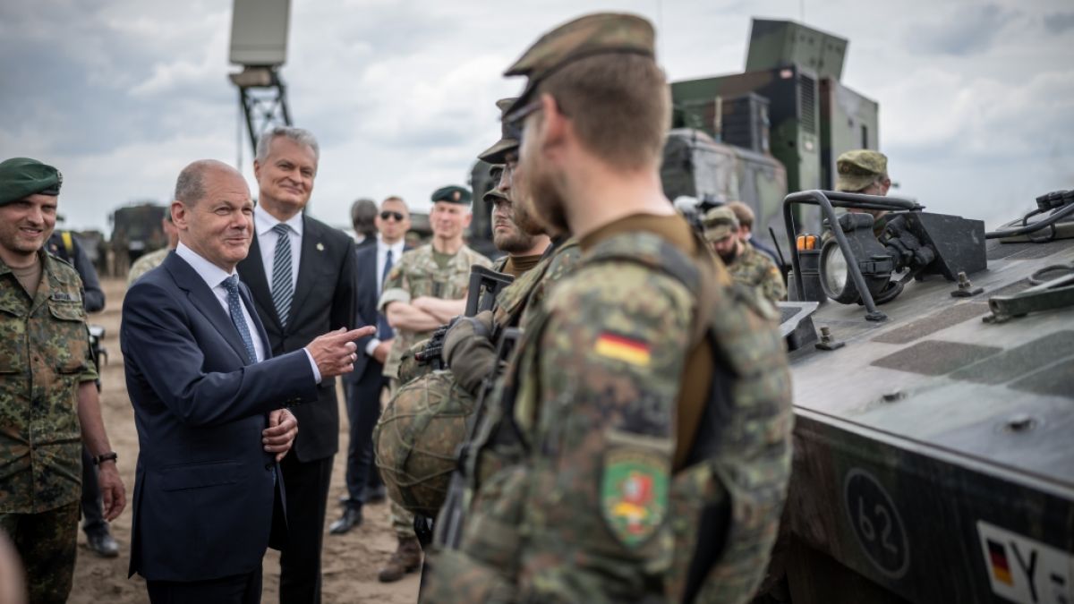 Bundeskanzler Olaf Scholz beim Truppenbesuch in Litauen. (Foto)