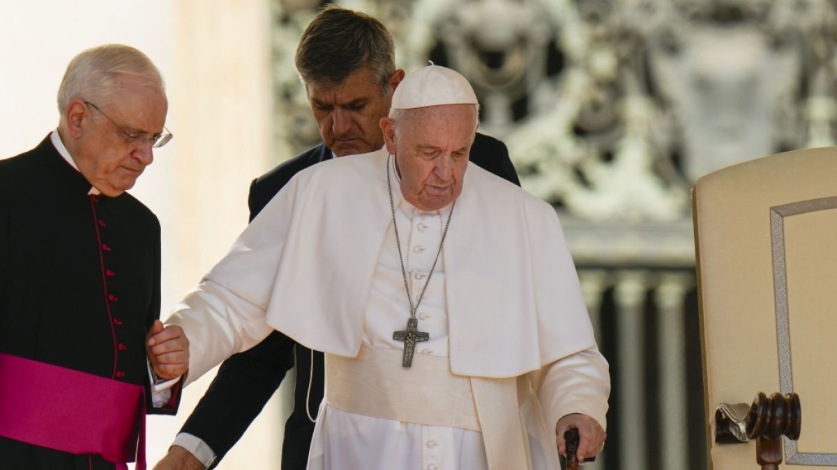 Papst Franziskus erscheint bei seiner Generalaudienz auf dem Petersplatz mit Gehstock. (Foto)