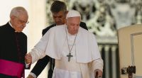 Papst Franziskus erscheint bei seiner Generalaudienz auf dem Petersplatz mit Gehstock.