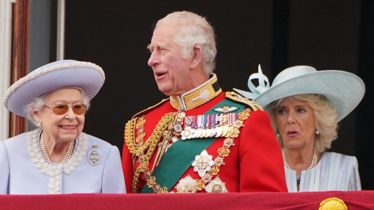Queen Elizabeth II. lässt sich bei Unpässlichkeiten immer häufiger von ihrem Thronerben Prinz Charles vertreten. (Foto)