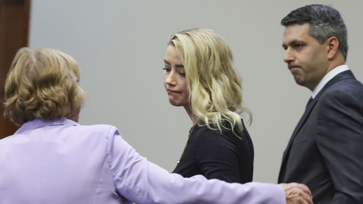 Amber Heard geht nach der Urteilsverkündung im Verleumdungsprozess gegen Ex-Mann Johnny Depp geknickt aus dem Gerichtssaal. (Foto)