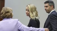 Amber Heard geht nach der Urteilsverkündung im Verleumdungsprozess gegen Ex-Mann Johnny Depp geknickt aus dem Gerichtssaal.