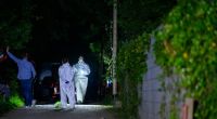 Ermittler der Polizei arbeiten am Tatort. Auf benachbarten Wohngrundstücken bei Bienenbüttel sind drei Tote gefunden worden.