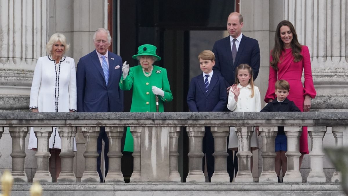Die Queen zeigte sich am vierten Tag des Thronjubiläums mit ihrer Familie auf dem Balkon des Buckingham Palace. (Foto)