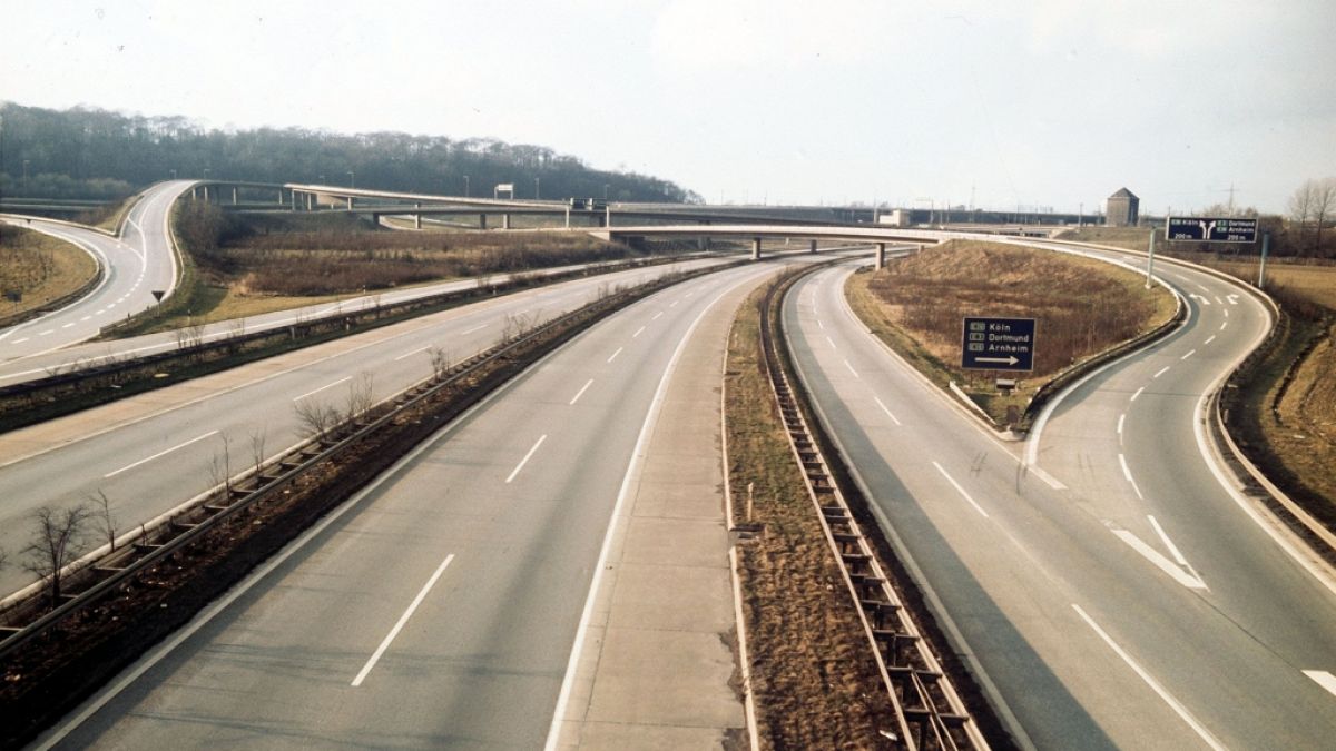 Leergefegte Autobahnen aufgrund von Fahrverboten: Diese Bilder aus den 1970er Jahren könnten sich bald wiederholen. (Foto)
