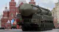 Eine moderne strategische russische Atomrakete vom Typ Topol-M (Nato-Code: SS-27 Sickle B) bei der Militärparade zum Tag des Sieges im Jahr 2011.