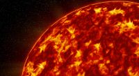 Bei einer Sonneneruption wurde Sonnenplasma in Richtung Erde geschleudert. Schon bald könnte die Plasmawolke auf die Erde treffen.