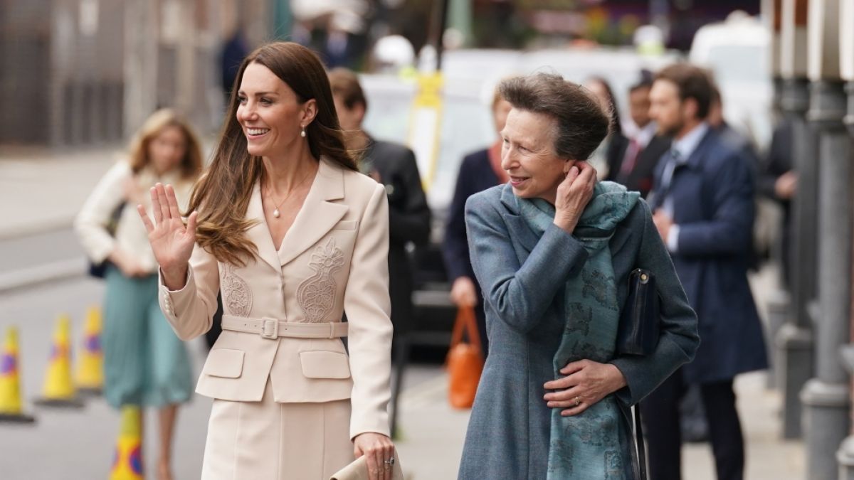 Kate, Herzogin von Cambridge, und Prinzessin Anne bei einem gemeinsamen Spaziergang. (Foto)