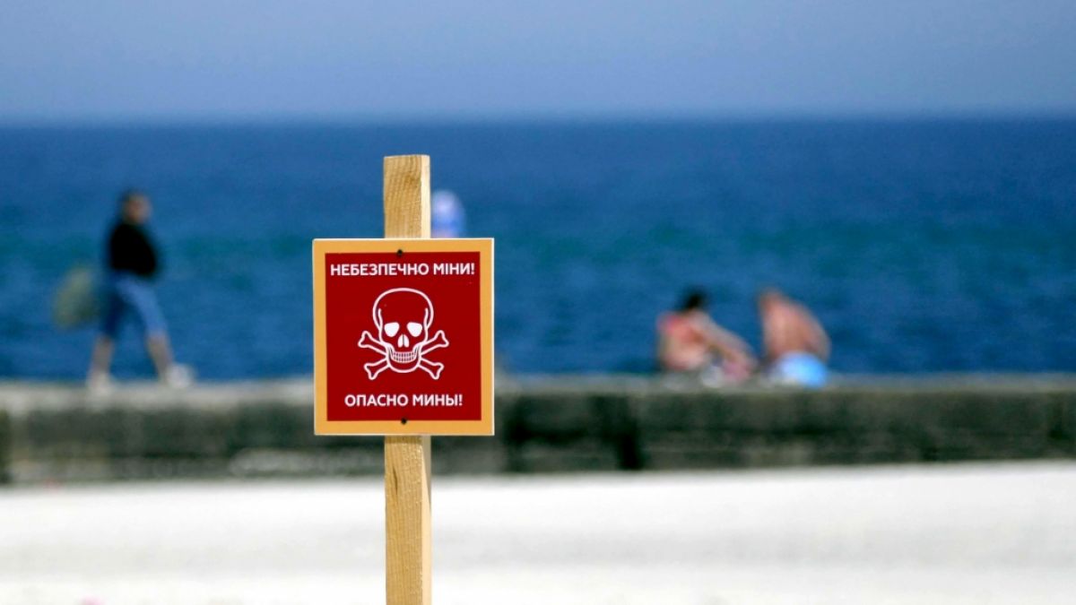 Schilder warnen Strandbesucher in Odessa vor Minen. (Foto)