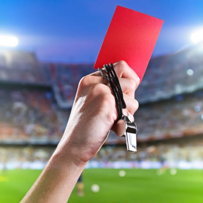 Brutale Attacke nach roter Karte! Fans und Spieler prügeln Schiri tot