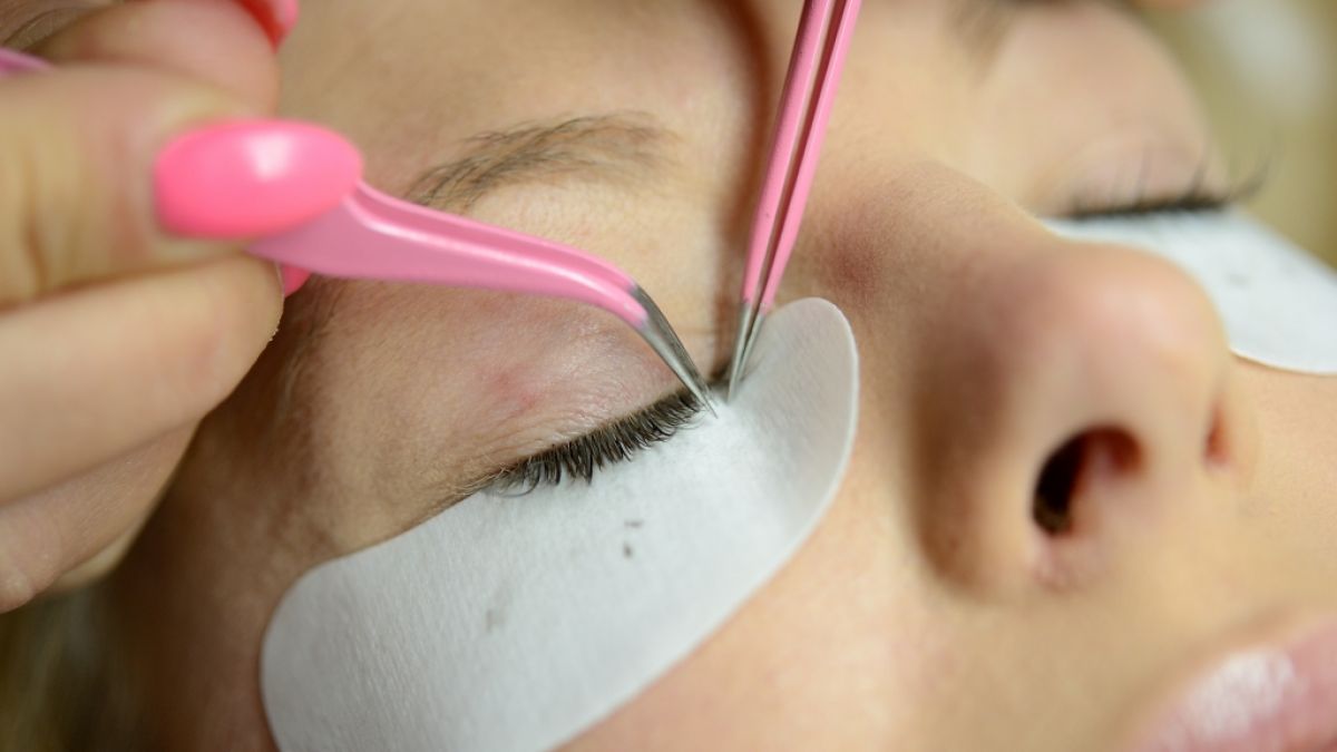Eine Frau aus den USA wäre durch eine Wimpernverlängerung fast erblindet. (Foto)
