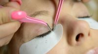 Eine Frau aus den USA wäre durch eine Wimpernverlängerung fast erblindet.