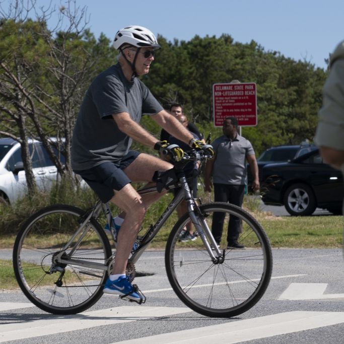 Spott nach öffentlicher Blamage! US-Präsident stürzt mit Fahrrad