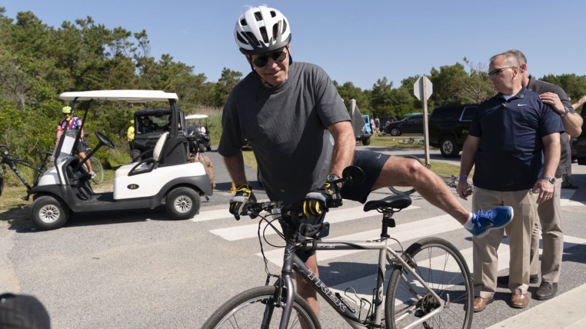 Joe Biden steigt nach dem peinlichen Sturz wieder auf sein Fahrrad. (Foto)